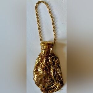 The gold mesh beggar's purse with expandable gate-top opening